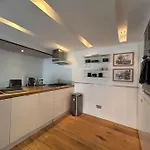Modern 1-Bedroom Flat On The Avenue