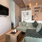 Modern 1-Bedroom Flat On The Avenue