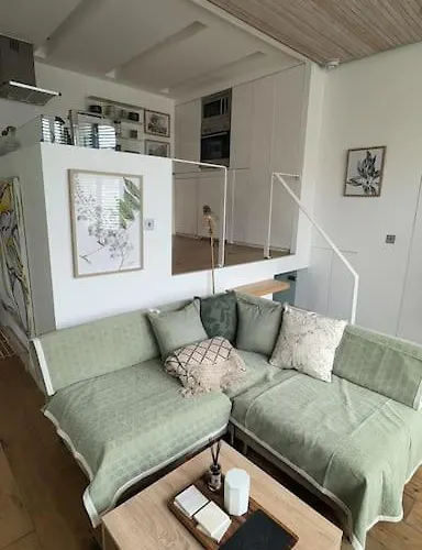 Modern 1-Bedroom Flat On The Avenue